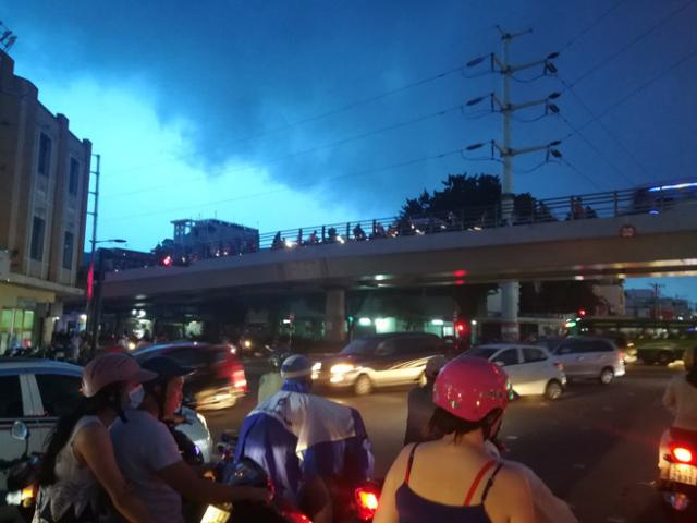 Tin tức trong ngày - Sài Gòn "hứng" mưa lớn kèm sấm chớp kinh hoàng