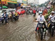 Tin tức trong ngày - Ngập nước kẹt xe bủa vây, người Sài Gòn như hóa điên vì “chôn chân” trên đường