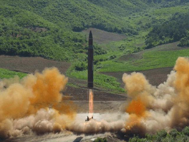 Thế giới - Triều Tiên di chuyển tên lửa sau lời dọa hủy diệt căn cứ Mỹ