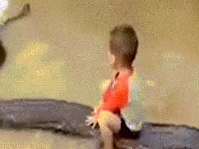 Bé 3 tuổi cưỡi trăn khổng lồ ở VN gây choáng trên báo Tây