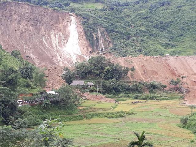 Tin tức trong ngày - Vụ lở đất ở Hòa Bình: Người thân khóc ngất khi tìm thấy thi thể mẹ ôm 2 con