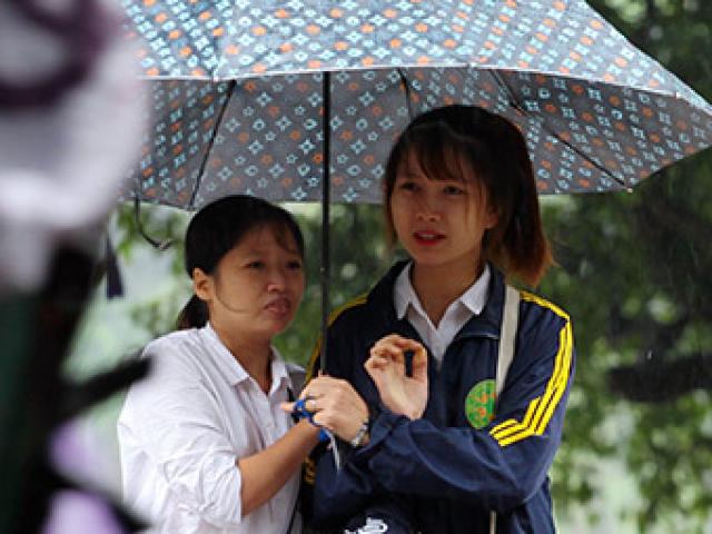 Tin tức trong ngày - Ảnh: Hà Nội giảm 10 độ, dân Thủ đô mặc áo rét ra đường