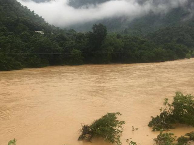 Tin tức trong ngày - Vớt được 2 thi thể người Lào trôi dạt trong nước lũ ở Việt Nam