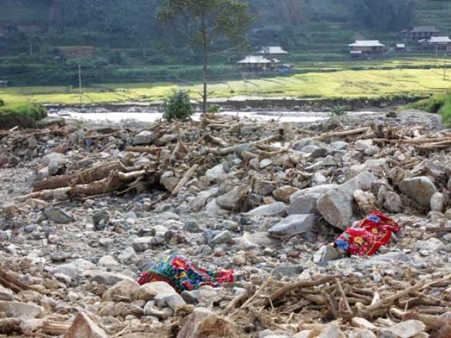 Tin tức trong ngày - Phá khối bê tông đưa thi thể nạn nhân bị lũ cuốn ra ngoài