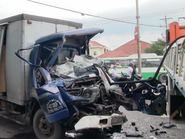 Tin tức trong ngày - Đầu xe tải “biến mất” sau va chạm khủng khiếp,  1 người tử vong