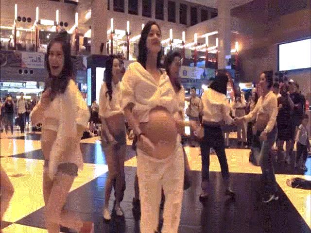 Bạn trẻ - Cuộc sống - Hội mẹ bầu quẩy sung "rung" cả ga tàu điện ngầm TQ