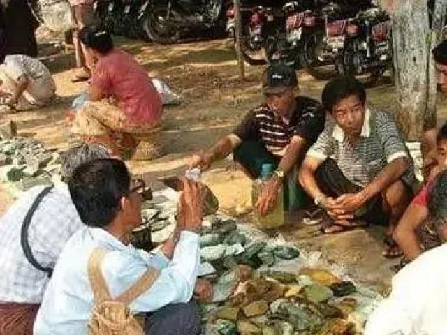 Thị trường - Tiêu dùng - Choáng: Ngọc phỉ thúy thô ở Myanmar bán đổ đống như rau ngoài chợ