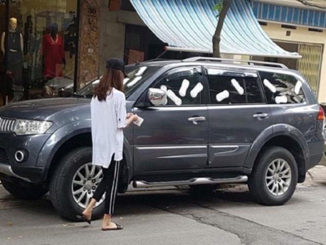 Tin tức trong ngày - Cô gái "đuổi" ô tô vì đậu trước của tiệm bằng chiêu độc
