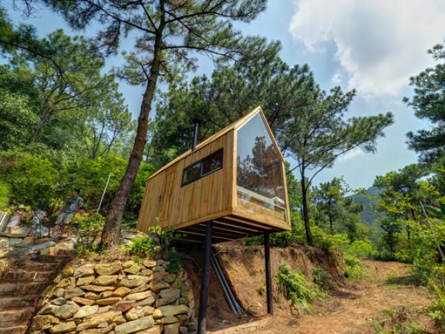 Tài chính - Bất động sản - Đưa nhau đi trốn trong nhà gỗ 12m2 nằm chơi vơi giữa rừng thông Hà Nội