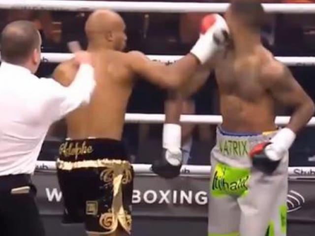 Thể thao - Võ sỹ "chơi bẩn" đấm trộm, hả hê 1 giây ăn năn cả đời