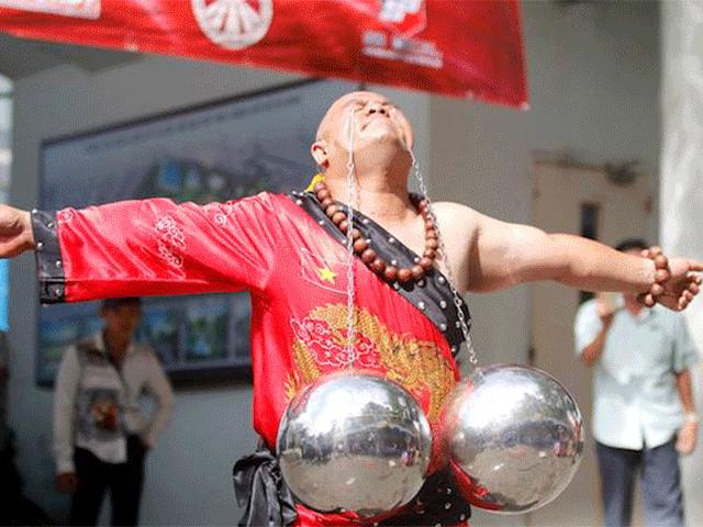 Tin tức trong ngày - Những hình ảnh ấn tượng của bậc thầy kung-fu VN đi tìm kỷ lục TG