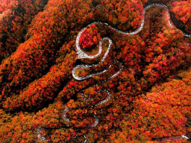 Du lịch - Sững sờ vẻ đẹp cung đường nguy hiểm nhất thế giới khi thu về