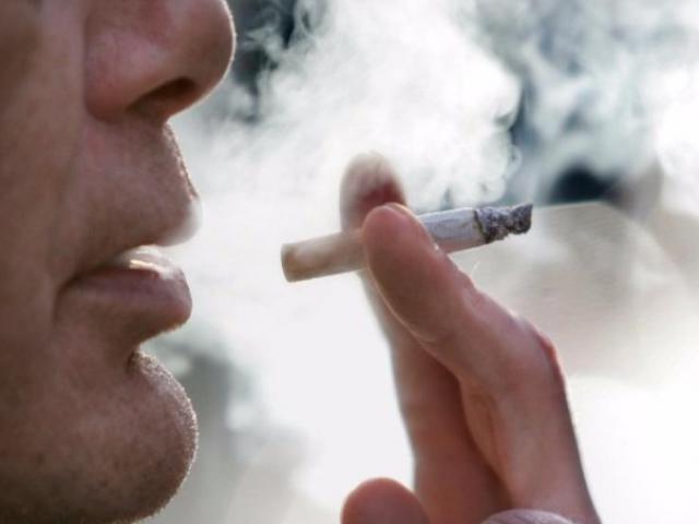 Sức khỏe đời sống - Nghiện thuốc lá nặng, nam thanh niên suýt bị cắt tay