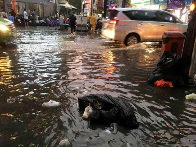 Triều cường vượt báo động 3, quận trung tâm Sài Gòn ngập như sông