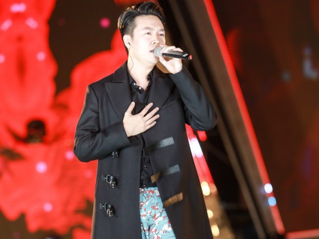 Ca nhạc - MTV - Lê Hiếu diện mốt "quần ngủ" lên sân khấu