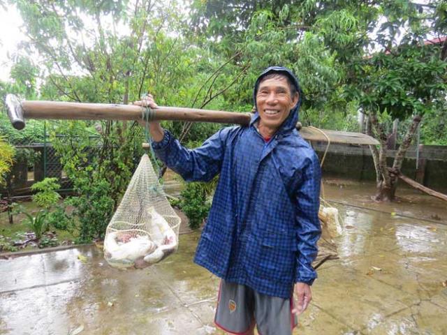 Tin tức trong ngày - Có một "ông thần" bắt cá ở Cửa Tùng