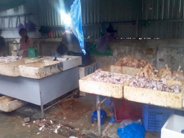 Thị trường - Tiêu dùng - Hà Nội: Bất ngờ với gà đông lạnh bán rẻ như rau tại chợ đầu mối