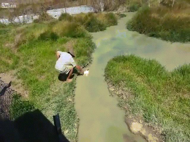 Thế giới - Đập vào nước lặng như gương, không ngờ "quái vật" khổng lồ lao lên