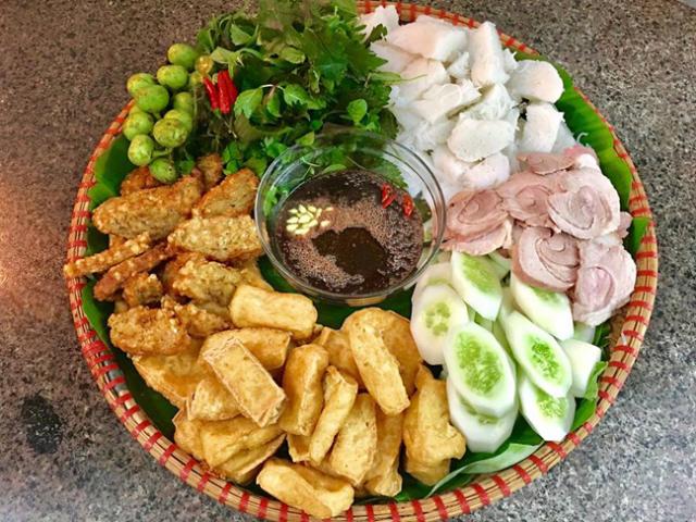 Ẩm thực - Ông chồng "sướng nhất năm", được vợ đãi những mẹt đồ ăn ngon xuất sắc