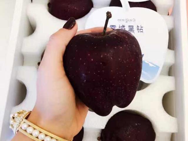 Giống táo kim cương đen siêu ”độc”, rẻ nhất cũng 200 nghìn/quả