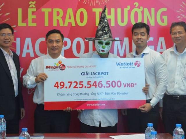Tin tức trong ngày - Hóa trang mặt quỷ Halloween đi nhận thưởng 50 tỉ của Vietlott