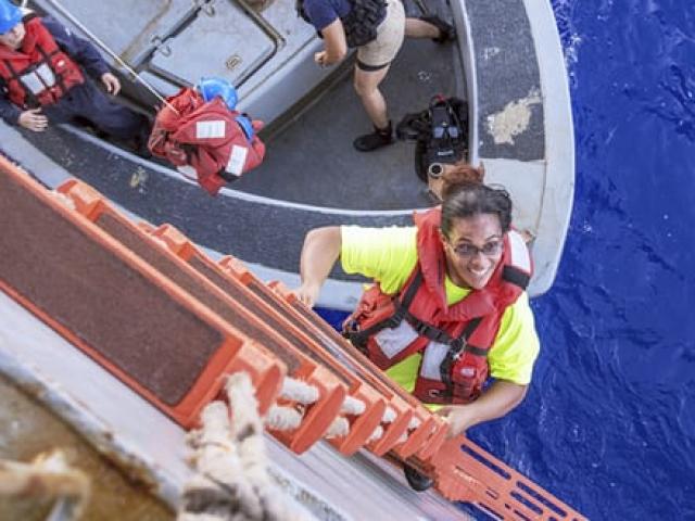 Lênh đênh trên biển 5 tháng, hai cô gái Mỹ sống sót nhờ mang thứ này