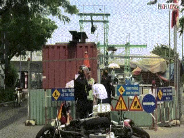 Tin tức trong ngày - Clip: Người mặc cảnh phục CSCĐ “lên gối” thiếu niên giữa đường