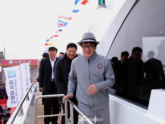 Phim - Mua du thuyền triệu đô, Thành Long bị chỉ trích khoe của và diễn kịch