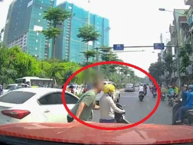 Tin tức trong ngày - Người phụ nữ nghe điện thoại giữa đường khiến "ông Tây" có hành động không ngờ