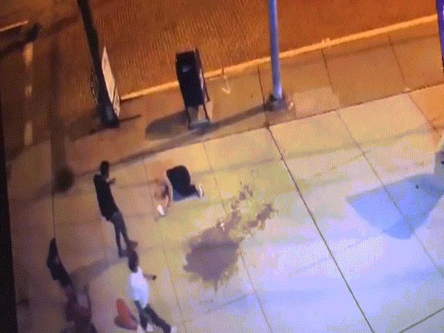 Phi thường - kỳ quặc - Thấy người bị đấm ngã ra đường, dân Mỹ chụp ảnh, cướp bóc