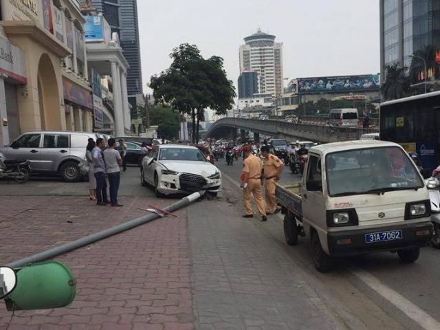 Tin tức trong ngày - Hà Nội: Cột đèn đổ đè trúng người nam thanh niên đi bộ trên vỉa hè