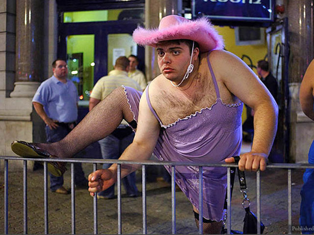 Tranh vui - Bắt gặp những kẻ "kỳ quặc" khi đi dạo phố