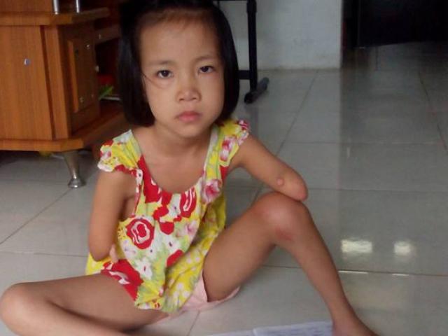 Giáo dục - du học - Cô bé không tay, dùng chân viết giấc mơ đến trường