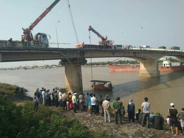 Tin tức trong ngày - Tông sập lan can cầu, xe ben lao xuống sông Kinh Thầy
