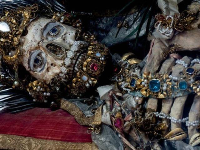 Thị trường - Tiêu dùng - Choáng với những bộ hài cốt "ướp" trong đá quý trị giá hàng tỷ đồng