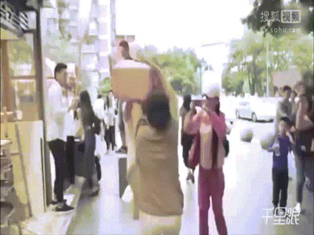 Bạn trẻ - Cuộc sống - TQ: Cô gái xinh như hoa hậu bị đánh "sấp mặt" vì chen lấn khi xếp hàng