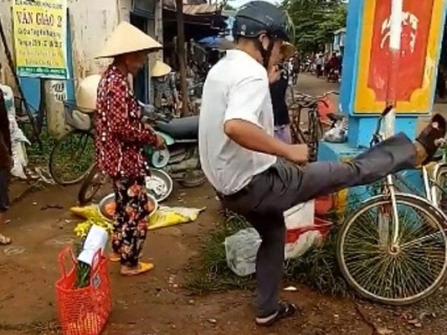 Tin tức trong ngày - Khiển trách trưởng công an xã đá bay thau cá của dân