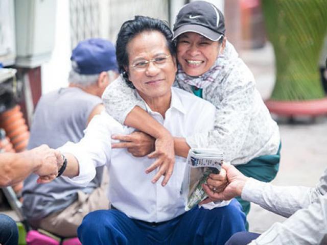 Đời sống Showbiz - Xúc động khoảnh khắc Chế Linh ngồi trà đá vỉa hè, người bán hàng rong nhận ra và ôm chặt