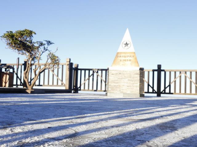 Du lịch - "Đốn tim" vẻ đẹp lung linh của băng giá trên đỉnh Fansipan