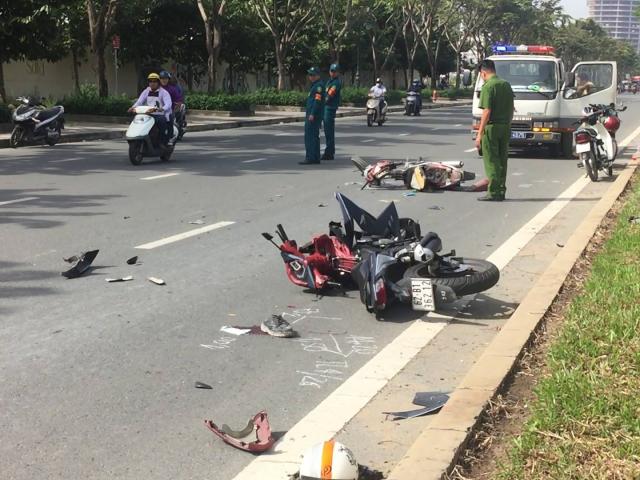 Tin tức trong ngày - Hai xe máy vỡ nát gần hầm vượt sông SG, 2 người nguy kịch