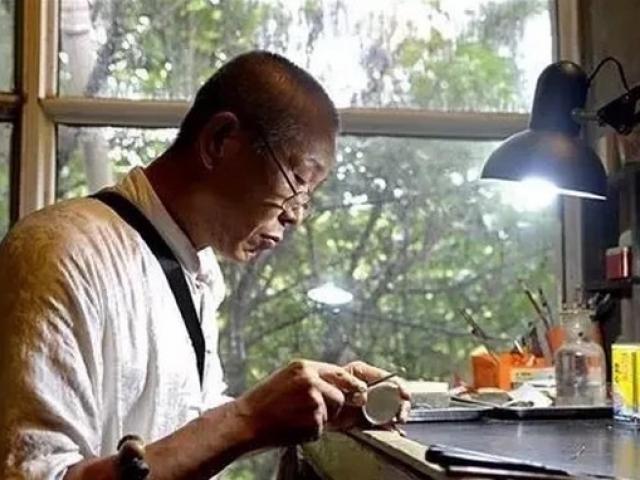 Tài chính - Bất động sản - Người biến bát vỡ thành tuyệt tác nạm vàng trị giá 41 tỷ đồng