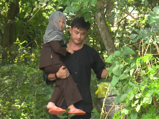 Tin tức giải trí - "Bố ơi mình đi đâu thế": Bị bắt làm việc khổ sai, bố con Kitty ôm gà luộc bỏ trốn