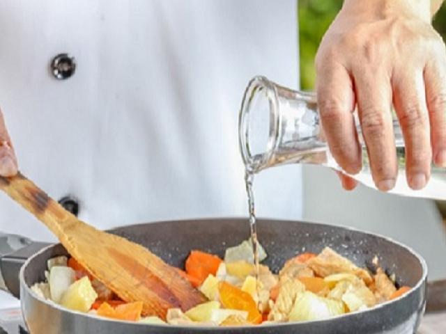 Ẩm thực - Mẹo "chữa cháy" đồ ăn khi quá mặn đơn giản đến bất ngờ