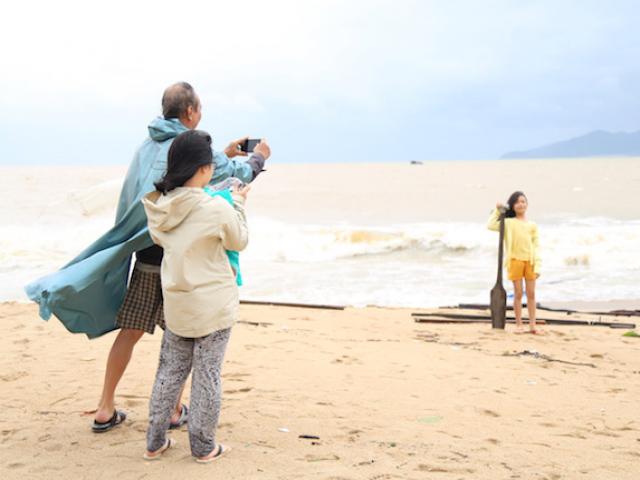 Nha Trang: Người dân kéo nhau ra biển chụp ảnh “tự sướng” sau bão