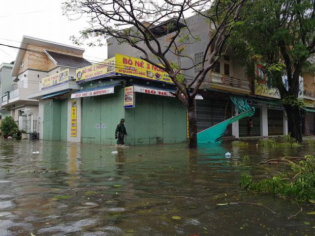 Tin tức trong ngày - Bão càn quét miền Trung: Nhiều người chết và mất tích, cả ngàn nhà dân sập, tốc mái