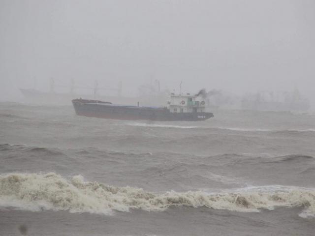 Chìm 7 tàu hàng ở Quy Nhơn: Những "người hùng" tàu lai cứu nạn