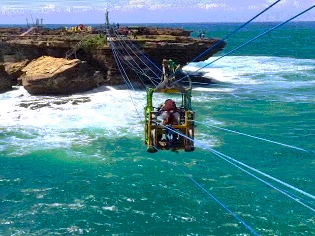 Du lịch - "Đột nhập" hòn đảo giữa biển bằng kiểu đi cáp treo lạ chưa từng thấy