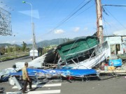 Tin tức trong ngày - Ảnh: Người Nha Trang trèo cây, leo trụ điện dọn dẹp hậu quả bão Damrey