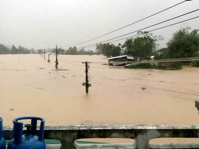 Tin tức trong ngày - Miền Trung tái lập lũ lịch sử, miền Bắc chìm trong mưa rét