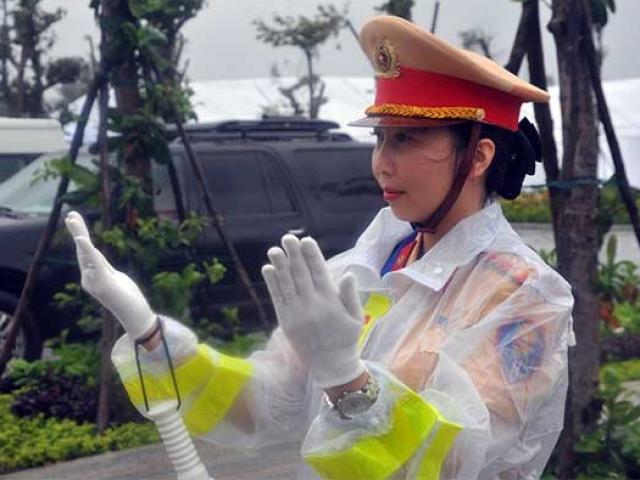 Tin tức trong ngày - Xúc động hình ảnh những "Bông hồng thép" dầm mưa phục vụ APEC 2017